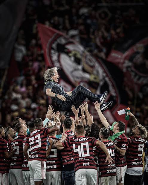 UrubuTT_'s tweet photo. Hoje (24), é aniversário do ex-técnico do Flamengo, Jorge Jesus. Apesar de tudo, gratidão por ter nos proporcionado momentos únicos em 2019/20 à frente do nosso clube! Que tenha muitos anos de vida pela frente! 🙏🏽

Parabéns, JJ! ❤️🖤 https://t.co/i79PnoqfLj