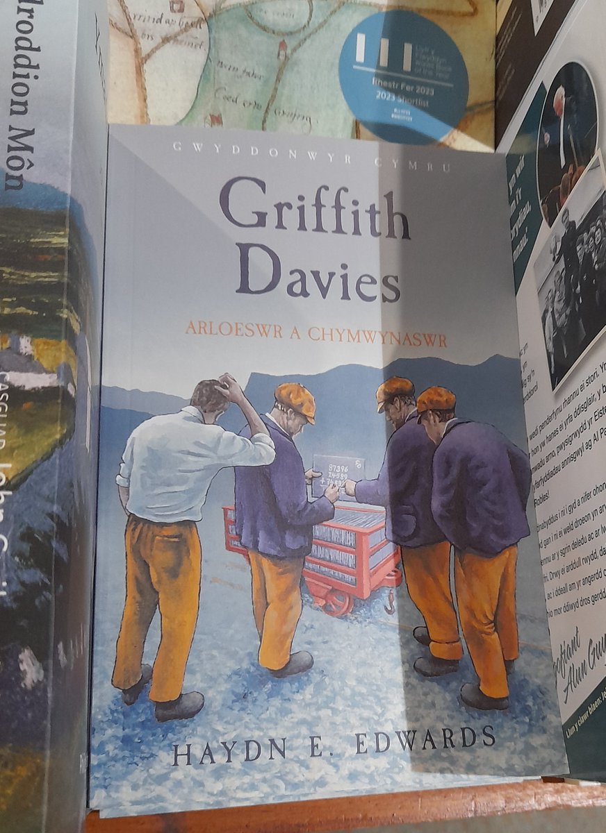 Mynd mawr yn y siopau llyfrau ar lyfr Haydn Edwards am Griffith Davies (1788-1855), y cymwynaswr a'r actiwari o'r Groeslon. Bydd cyfle i ddysgu mwy am hanes y dyn rhyfeddol hwn am 12.45pm ar ddydd Gwener y Steddfod yn y Pentref Gwyddoniaeth.
