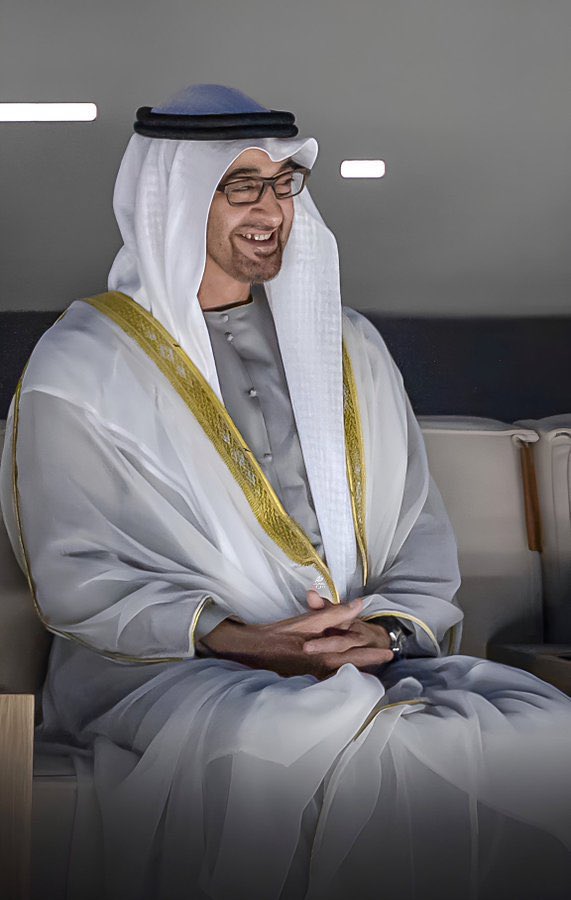 ياسيدي من صورتك نلتمس خير
وش عاد لاجاد الزمن وإلتقينا
وجهك مثل صبحٍ يسوق التباشير
وإليا أبتسمت مْن الشموخ إرتوينا
.
.
.
يابحر جودٍ مابشطّك معاذير
وقلبك لنا عن جور الأيام مينا
قلبك وطن وأنا ومثلي جماهير
لنا وطن لكن معاك إنتمينا
.
.
.
يا أكبر شموخٍ من جبل ماكر الطير
وحنّا حرار وفي