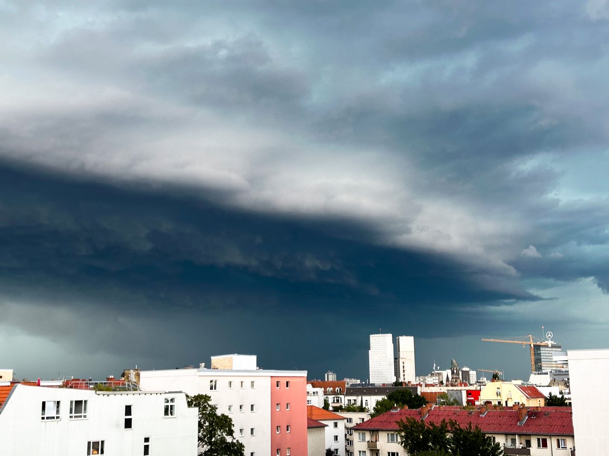 ginny9119's tweet photo. #Gewitter #sturm #berlin #unwetter https://t.co/JJhgDjJCRV