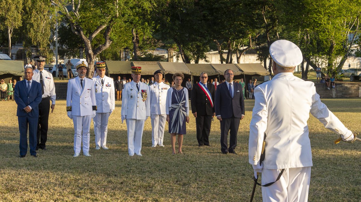 FAZSOI_Officiel's tweet photo. Une cérémonie marquant la fin du commandement du Général Cluzel a eu lieu le 21 juillet. En présence d’autorités civiles et militaires, il a salué les emblèmes des unités des #FAZSOI et du SMA puis échangé avec marsouins parachutistes, légionnaires, marins, aviateurs et civiles. https://t.co/aNBokGWeIh