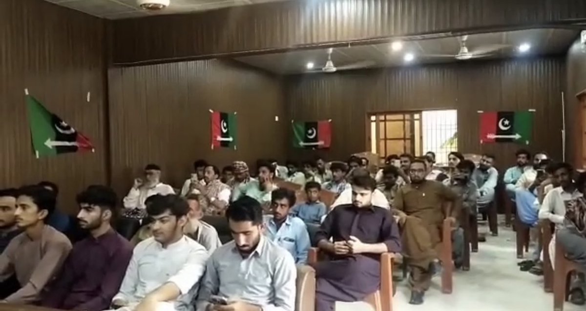 adilmalik225's tweet photo. گوادر میں سینکڑوں نوجوانوں نے اپنی پارٹیوں سے استعفی دے کر چیئرمین بلاول اور نواب سناءاللہ زہری کی قیادت میں پاکستان پیپلزپارٹی میں شامل ہو گئے ہیں۔ انشاء اللہ گوادر اور بلوچستان میں پیپلزپارٹی مضبوط سیاسی جماعت بنے گی۔
@NawabZehri1 @PPPBaluchistan @MediaCellPPP @JattakSana https://t.co/houjQX1Z4n