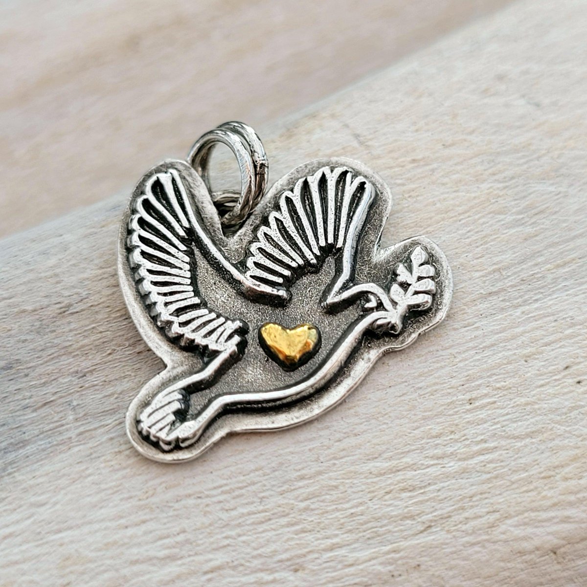 animoART's tweet image. Sofort versandbereit %, Kettenanhänger "Friedenstaube" 925 recyceltes Silber 
Kettenanhänger "Friedenstaube"
STOP THE WAR NOW !!! Eine Taube für den Frieden!
 
Der Anhänger ist ein handgefertigtes Unikat aus 925 Sterlingsilber mit 24Karat Handvergoldung in Gelbgold.
.
«« ...