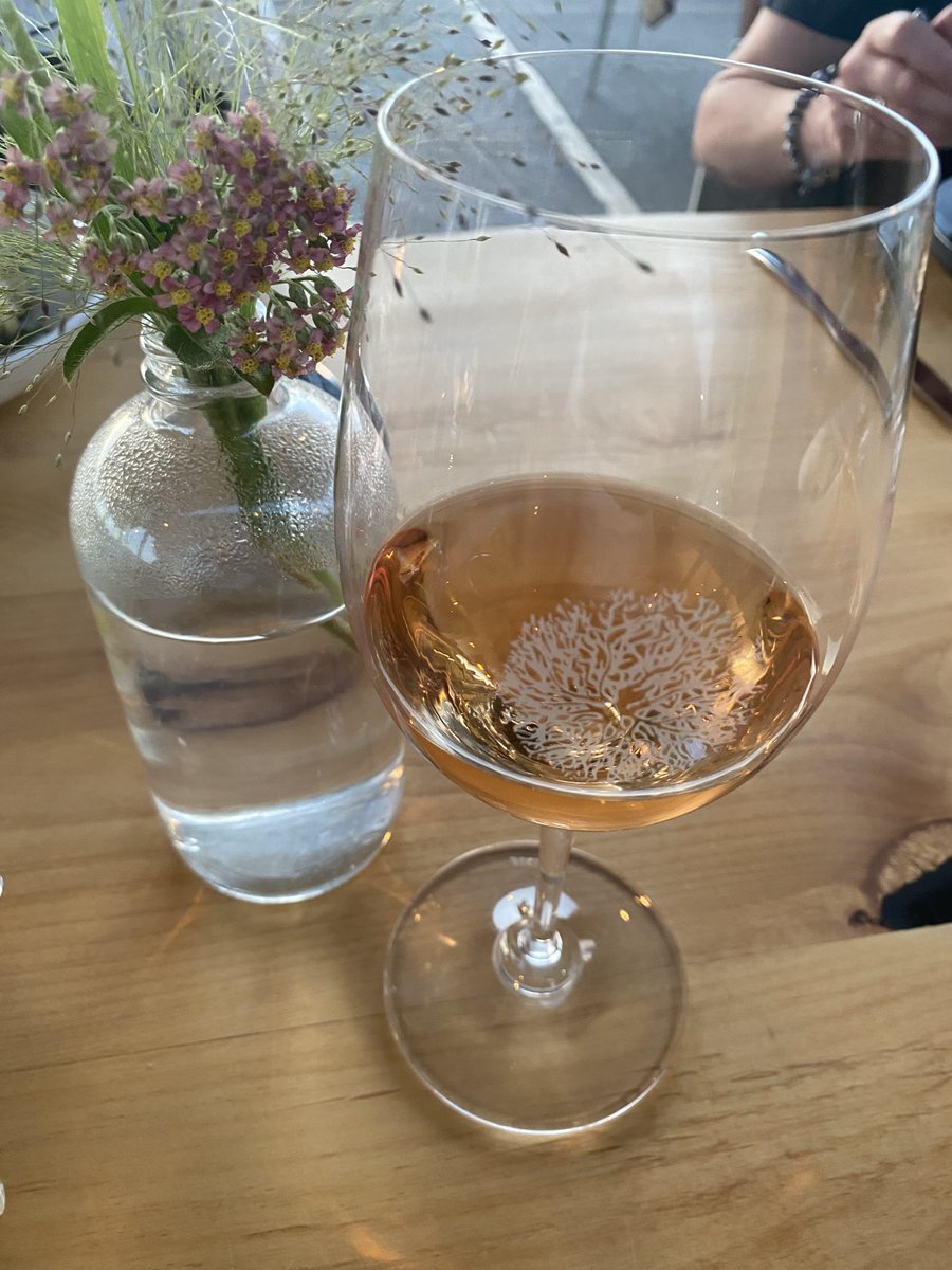 Celebrating summer at <a href="/poplargrovewine/">Poplar Grove Winery</a> in Penticton with #WildPacificHalibut with Risotto, Blistered Tomatoes, Olive &amp; Caper Butter, Crispy Kale, and Pinot Gris "Benchpress" 2022. Cheers to the best of BC! #BuyBC #Okanagan #BCWine #penticton