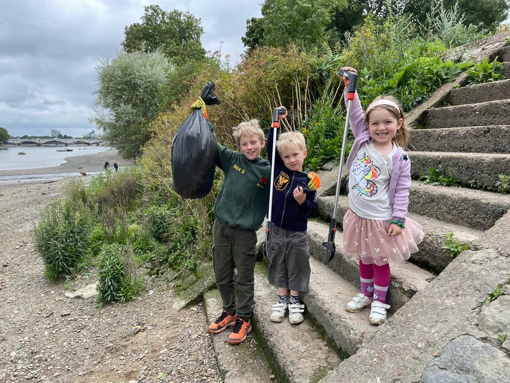 #SistemaPickUpUK Who doesn’t love a bit of holiday litter picking?