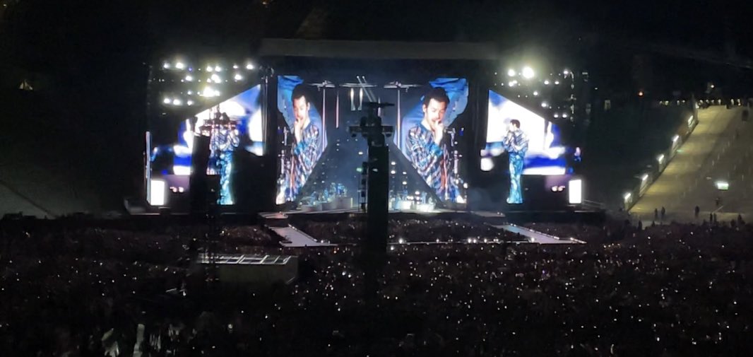 yrsacd's tweet image. getting to attend love on tour four times in the past two years will forever be the most special thing to me 🥺 these shows truly are my safe and happy place filled with love and pure joy. i will cherish those memories forever. thank you, H. i love you always @Harry_Styles 🫧🩵