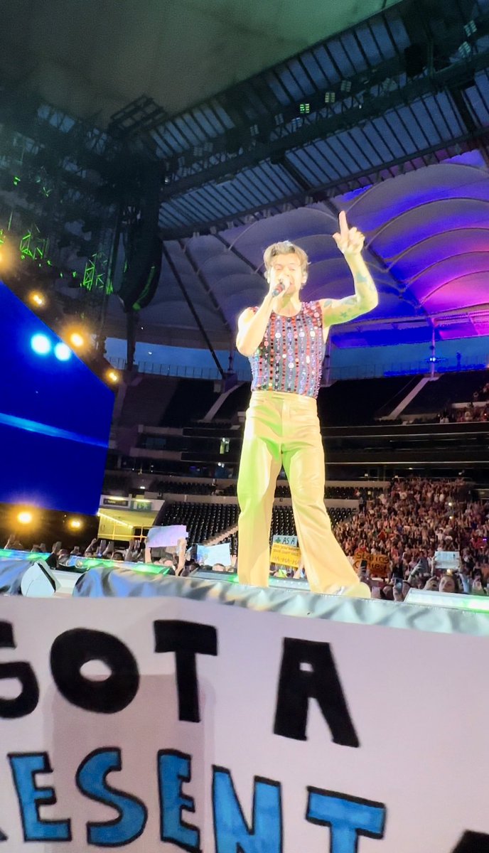 yrsacd's tweet image. getting to attend love on tour four times in the past two years will forever be the most special thing to me 🥺 these shows truly are my safe and happy place filled with love and pure joy. i will cherish those memories forever. thank you, H. i love you always @Harry_Styles 🫧🩵