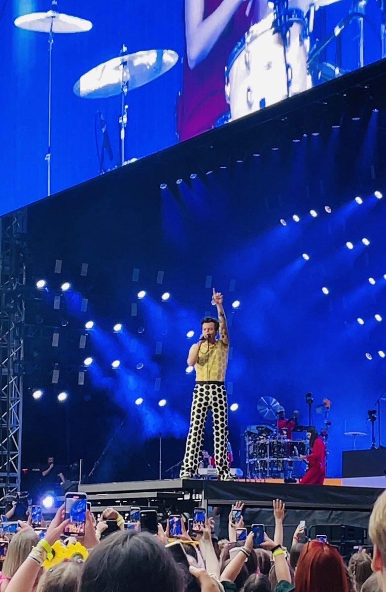 yrsacd's tweet image. getting to attend love on tour four times in the past two years will forever be the most special thing to me 🥺 these shows truly are my safe and happy place filled with love and pure joy. i will cherish those memories forever. thank you, H. i love you always @Harry_Styles 🫧🩵