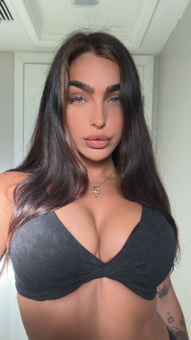 Thick eyebrows > https://t.co/JRTYhBW92F