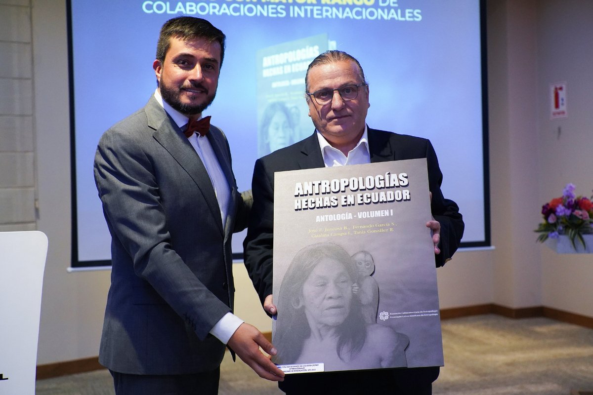 AbyaYalaed's tweet photo. #NoticiasAbyaYala | En #Guayaquil la @upsalesianaec realizó la II Edición de los Galardones de Investigación. 
Aquí, José Juncosa, recibió el Galardón UPS al libro con mayor rango de colaboradores nacionales e Internacionales con el texto "Antropologías hechas en Ecuador" 
📚🧡 https://t.co/Ywi6jwLcLt