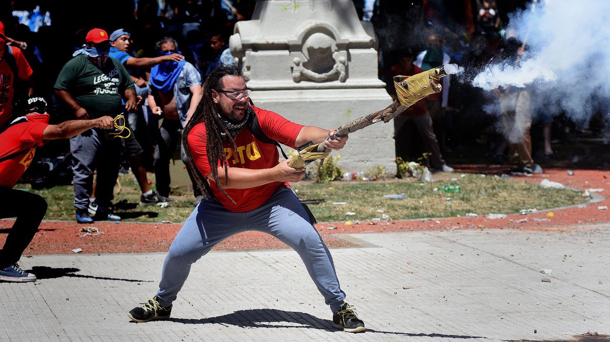atlanticsurff's tweet photo. Plaza de Mayo con un Dólar en $17/ Plaza de Mayo con un Dólar en $550.👇👊💣✌🏿🔥 https://t.co/uz6n96sLn1