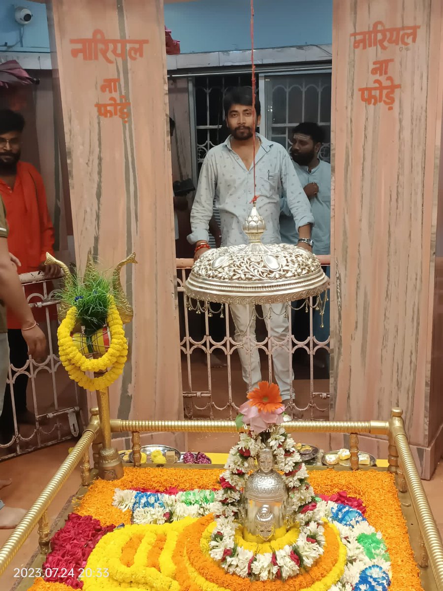Badalsingh93's tweet photo. पहाड़ी बाब��� सोमवारी संध्या श्रृंगार आरती, जय पहाड़ी बाबा

बादल सिंह
प्रवक्ता
श्री शिव बारात आयोजन महासमिति पहाड़ी मंदिर https://t.co/r9X49lxjzv
