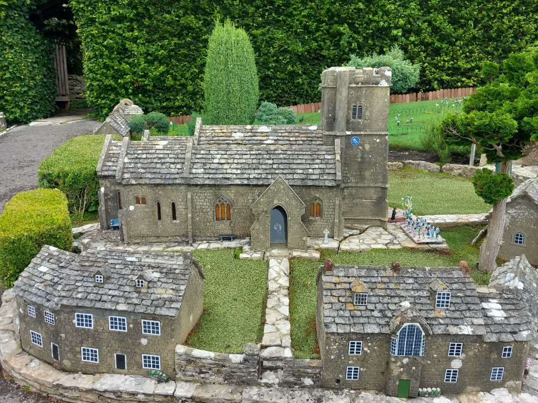 lazyperfection's tweet photo. Corfe Castle Model Village #localtourists #gardens #flowers #miniature #miniatureworld #modelvillage #dorset #corfecastle #visitdorset @VisitDorset https://t.co/v3bGOQvFLi