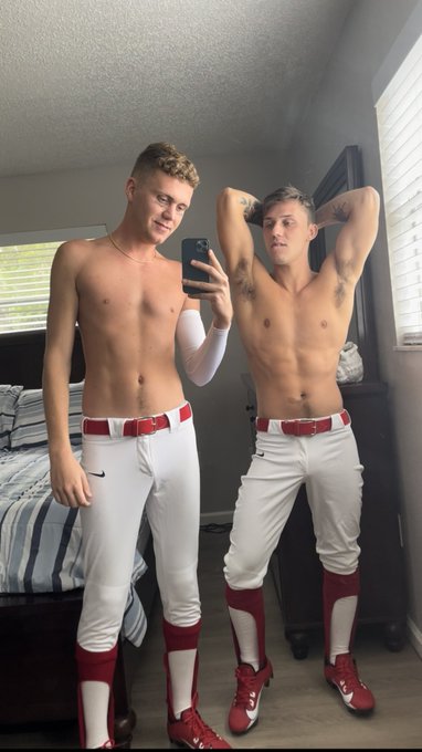 Should I smell his armpits 👀👃🏻 https://t.co/QYHUEnyf3b