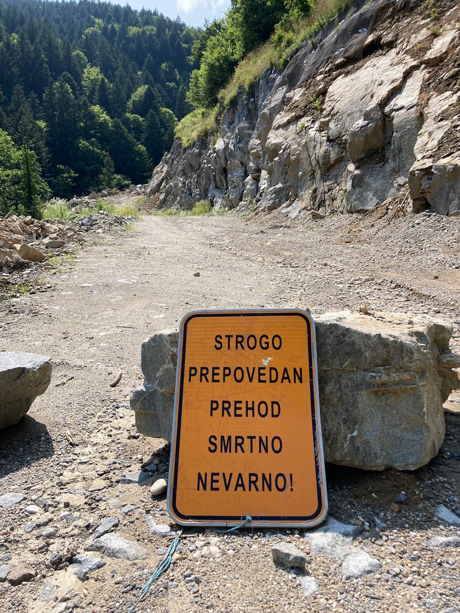 Haha. Jaz si upam kolesariti po Ljubljani. Celo skozi Črnuče.

Če je bilo tole smrtno nevarno, potem ne vem, kako opisati mojo pot v službo.