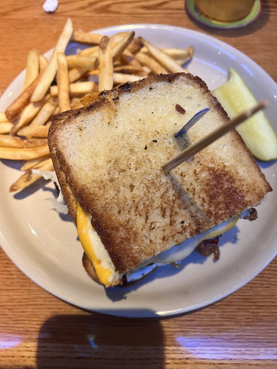 KingG5's tweet photo. Bruhhhh. #iearnedTHIS !!! @TullysGoodTimes ♥️ a bacon cheese burger between grilled cheese sandwiches 🌹♥️ omg heaven. Nomnomnom https://t.co/Axq3yRJFnz