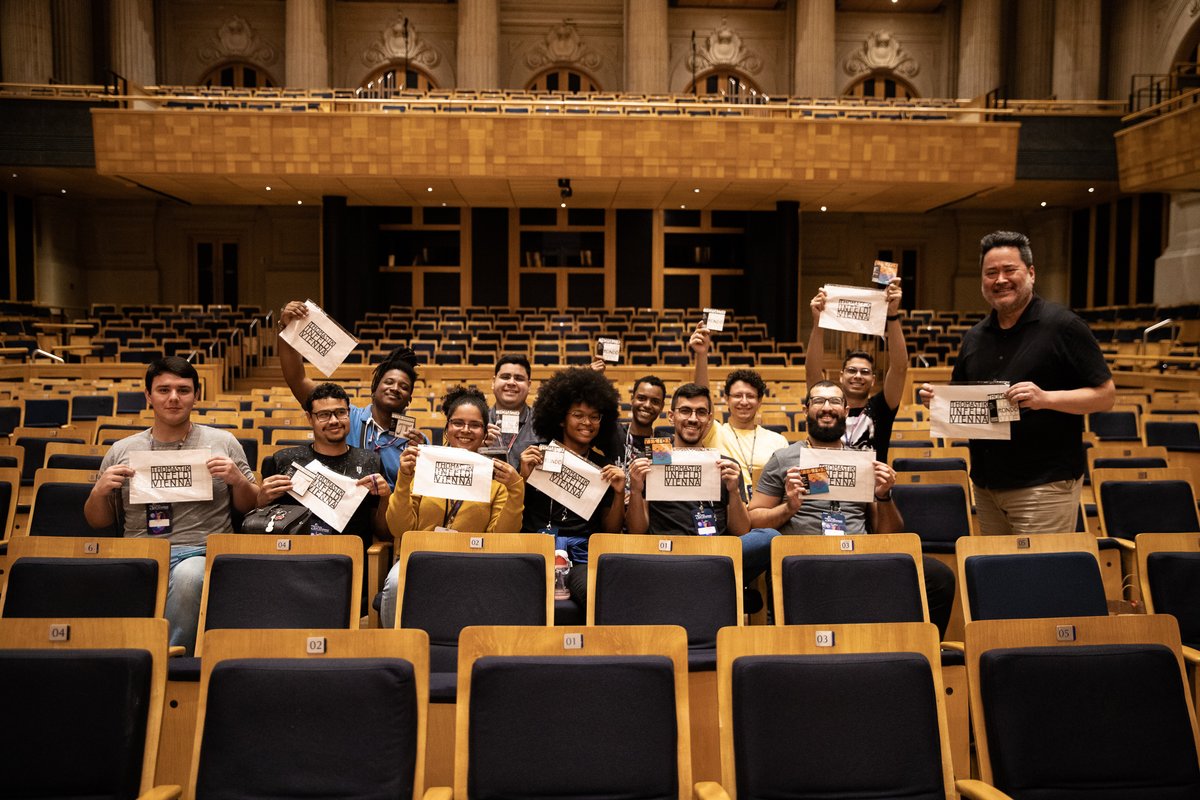 Não foi aniversário, mas hoje teve presente para todos os bolsistas da Classe de Viola do nosso Festival. No início da tarde, o professor Peter Pas distribuiu um kit de cordas @ThomastikInfeld aos estudantes. Claro que não poderia faltar uma foto com a turma toda reunida!