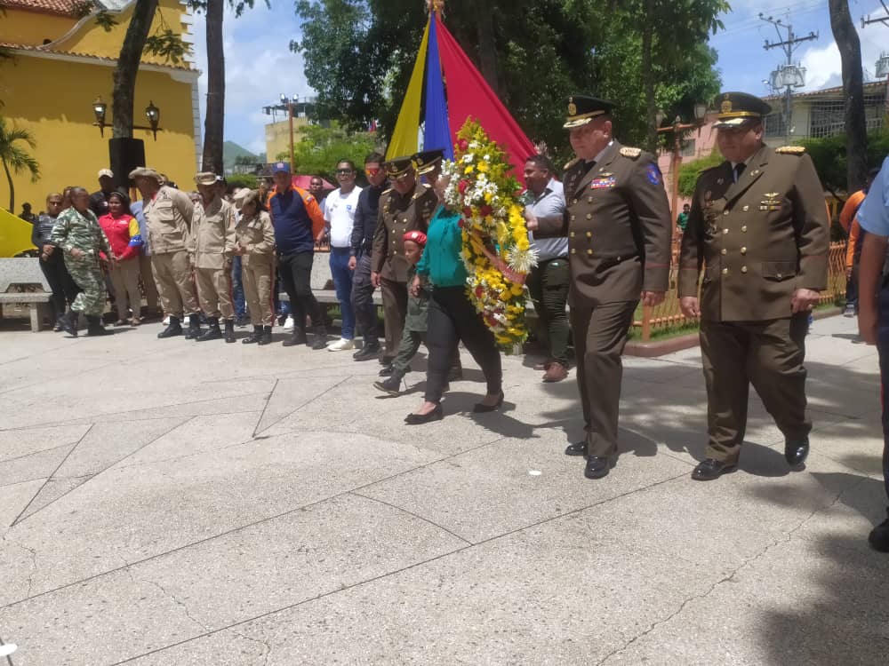 En unión se realizó Ofrenda floral en la Plaza Bolivar del  Municipio Tomas Lander del Edo. Bolivariano de Miranda, en el marco de la celebración del *240° Aniversario del Natalicio de El Libertador Simón Bolívar y 200° Aniversario de la Batalla Naval del Lago de Maracaibo y  Día