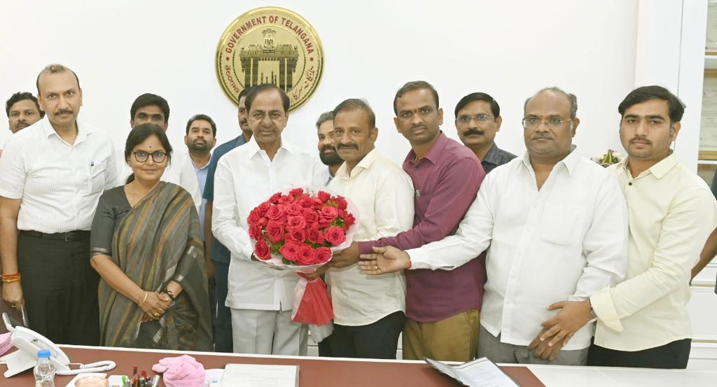 GouthamTRESA2's tweet photo. @TelanganaCMO @KTRBRS @BRSHarish @CS_Telangana @NavinMittal @PRR_BRS
Sir,ఈరోజు గౌరవ సీఎం శ్రీకేసీఆర్ సార్ ని కలిసి వీఆర్ఏలకు పేస్కేల్ జీవోఅమలు&amp; డీసి(RDO)ప్రమోషన్ల ఫైల్ ఆమోదంపై కృతజ్ఞతలు తెల్పనైనది.ఎన్నోఏళ్ళుగా రెవెన్యూశాఖకు సేవచేసిన VRAలకుJA, RA&amp;OS స్కేల్స్ ఇవ్వడం చారిత్రాత్మకం🙏🏽 https://t.co/uWUEXscoIF