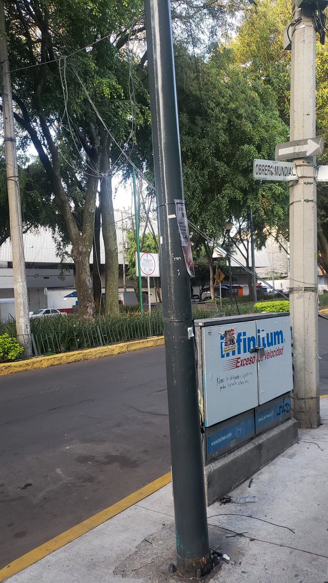 Mauricog83's tweet photo. @locatel_mx @Bj_comunidad @MULTIFARMACIAS @SacmexCDMX @AccionesBJ @BJAlcaldia @STaboadaMx @adn40 @Banquetaslibre Se manda las fotos de los cables.

Lamentablemente no me atrevo a tocarlos para saber si tienen electricidad. https://t.co/gCBjRbMnym