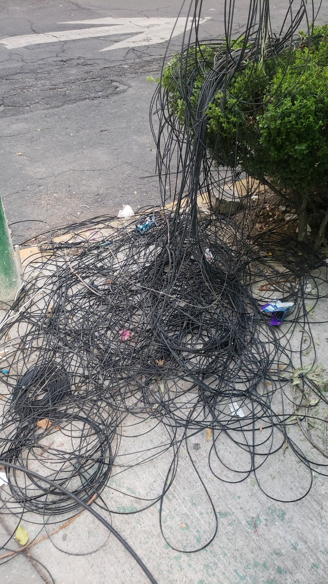 Mauricog83's tweet photo. @locatel_mx @Bj_comunidad @MULTIFARMACIAS @SacmexCDMX @AccionesBJ @BJAlcaldia @STaboadaMx @adn40 @Banquetaslibre Se manda las fotos de los cables.

Lamentablemente no me atrevo a tocarlos para saber si tienen electricidad. https://t.co/gCBjRbMnym