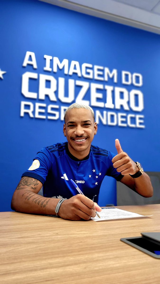 Cruzeiro's tweet photo. Matheus Pereira tá #FechadoComOCruzeiro ✍️ 

📸 @marcoferraz85 https://t.co/9YqNXgXYND