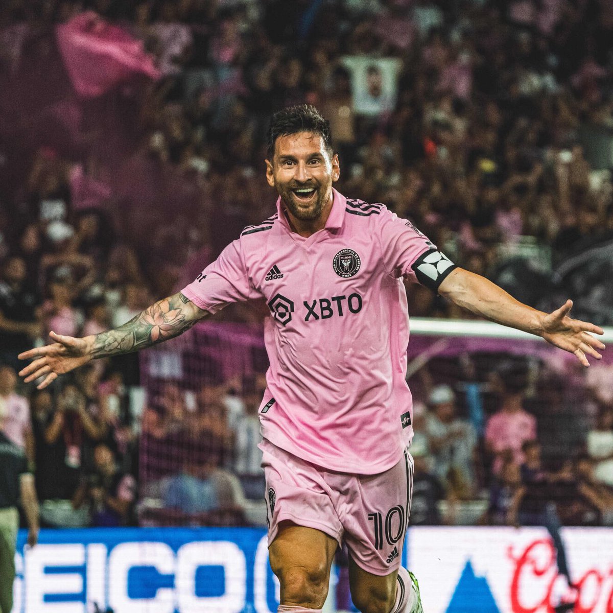 ActuFoot_'s tweet photo. 🚨 OFFICIEL ! Lionel Messi est le nouveau capitaine de l’Inter Miami. ©️🩷🖤 https://t.co/Wf6FlXjN1m