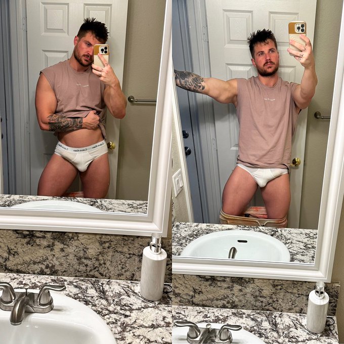 Do you tuck yours to the left or right? https://t.co/MmcpEy08qh