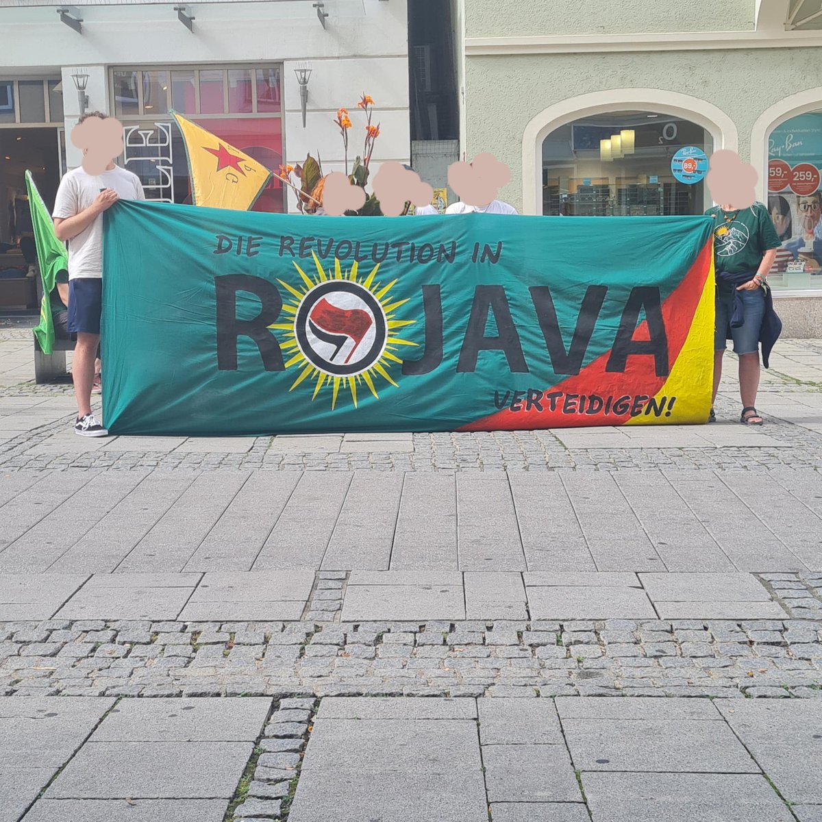Defend_Kurd's tweet photo. 📢 Drohnenkrieg stoppen - Die Revolution verteidigen!  Im Rahmen der internationalen Aktionstage von #DefendKurdistan fand heute eine Aktion in #Ingolstadt und #Regensburg statt, um über die aktelle Lage in #Kurdistan zu informieren. https://t.co/4Ytl3kmLan