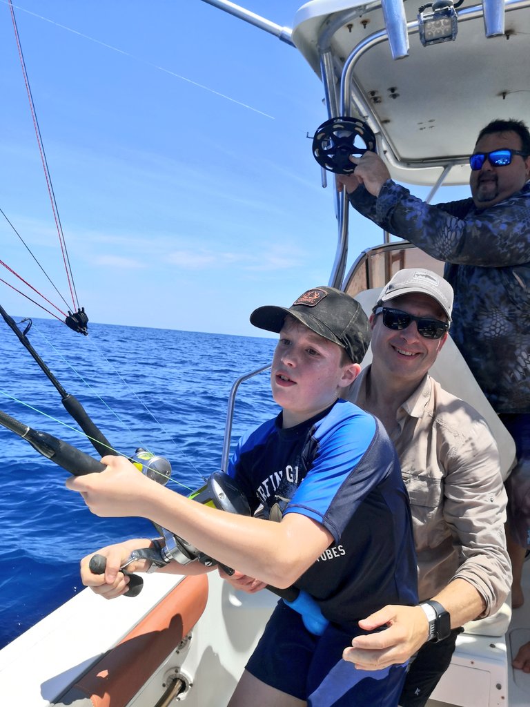 andres_brenes's tweet photo. A veces para sacar una gran sonrisa no se ocupa un gran pez si no un gran momento.
🐠 🎣 🚤
#KidsFishing #AtunTICO #CostaRica #YoSoyGarabito https://t.co/rvWHGdVach