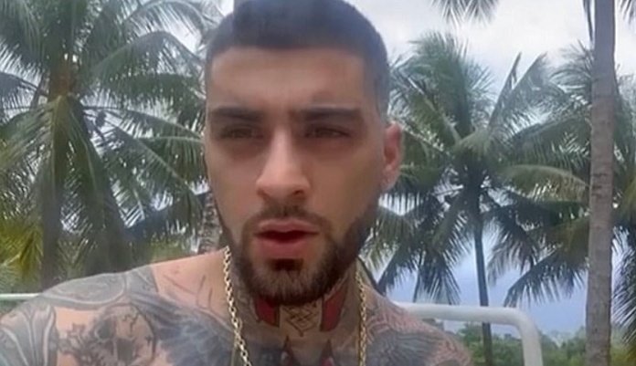 RT @Zaddyzeeloml: Open mouth + shirtless + tongue out + shit vid/pic quality = Zayn Malik https://t.co/dFx0fpH9X2