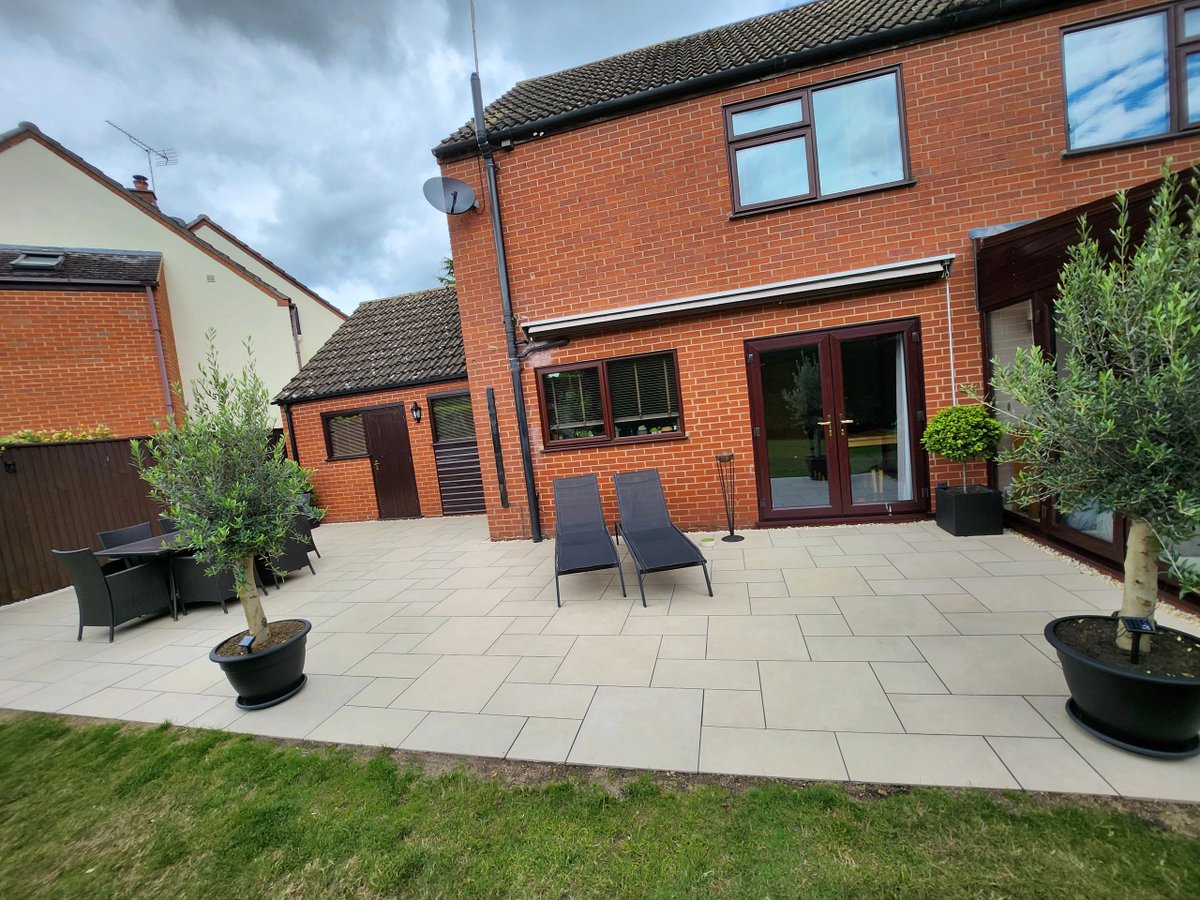 ProjectLandsca3's tweet image. In June we laid a standard Marshalls mixed size Arrento Cream porcelain patio in Fornham all saints. After dismantilling the existing decking we removed a patio which was laid on top of another patio 😵‍💫
On this project Olly has joined us part time after working in Nowton cafe