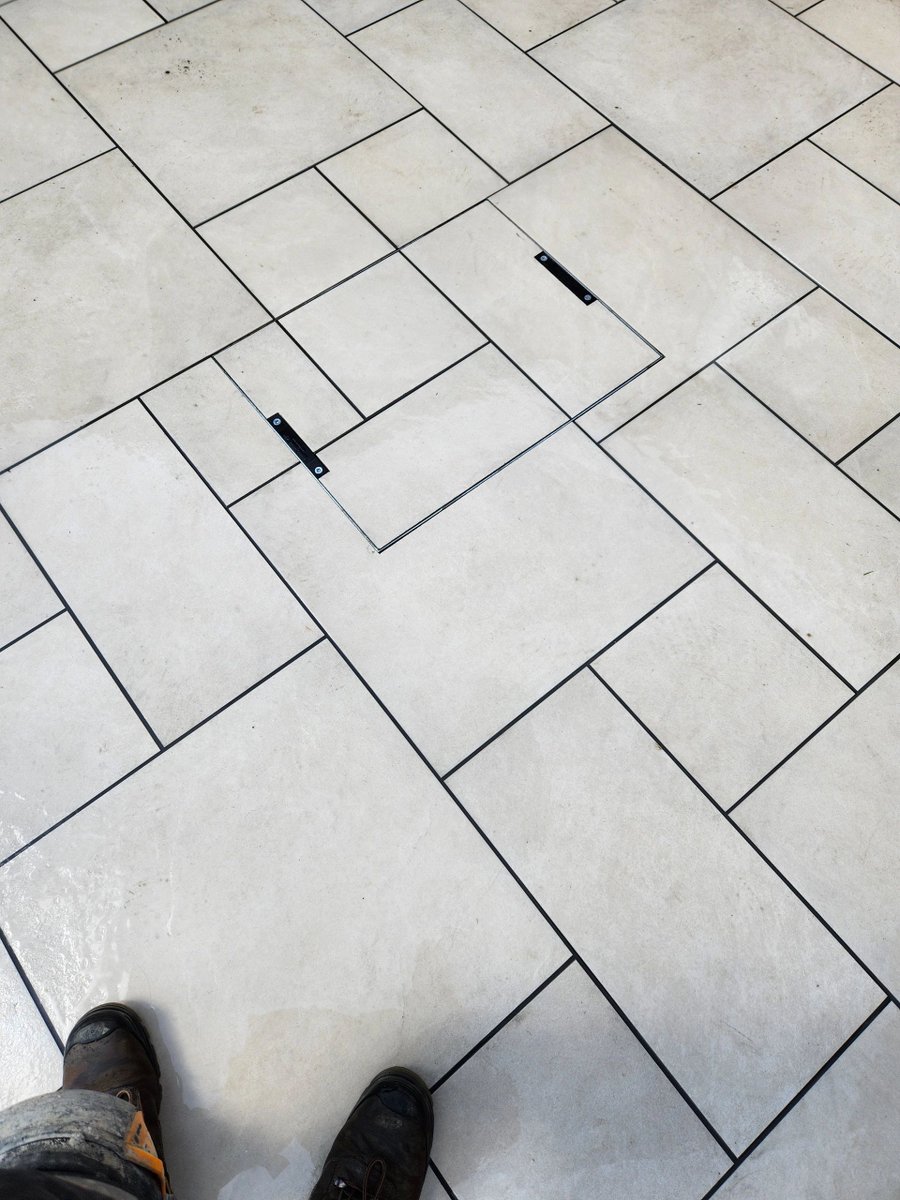 ProjectLandsca3's tweet image. In June we laid a standard Marshalls mixed size Arrento Cream porcelain patio in Fornham all saints. After dismantilling the existing decking we removed a patio which was laid on top of another patio 😵‍💫
On this project Olly has joined us part time after working in Nowton cafe