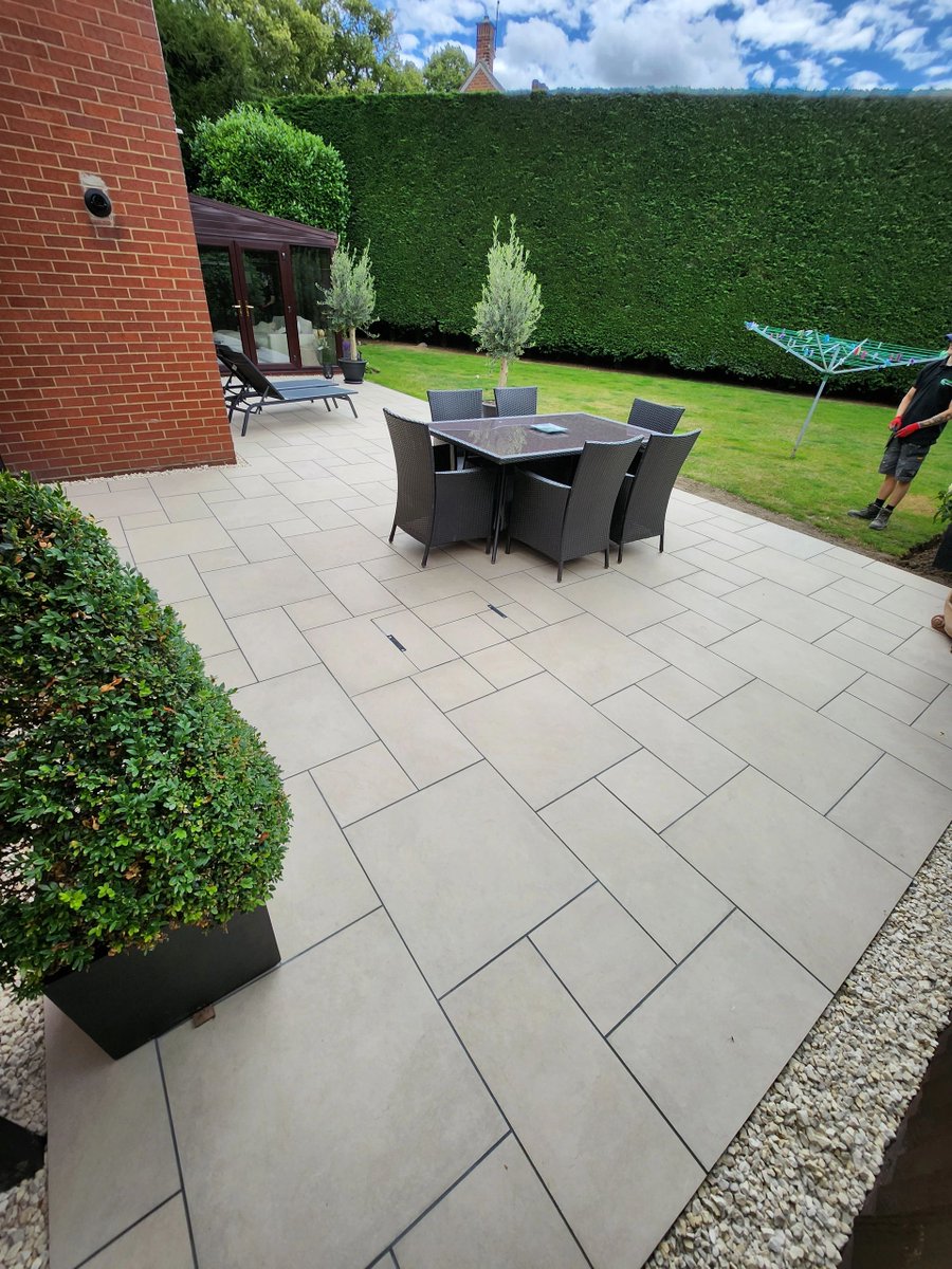 ProjectLandsca3's tweet image. In June we laid a standard Marshalls mixed size Arrento Cream porcelain patio in Fornham all saints. After dismantilling the existing decking we removed a patio which was laid on top of another patio 😵‍💫
On this project Olly has joined us part time after working in Nowton cafe