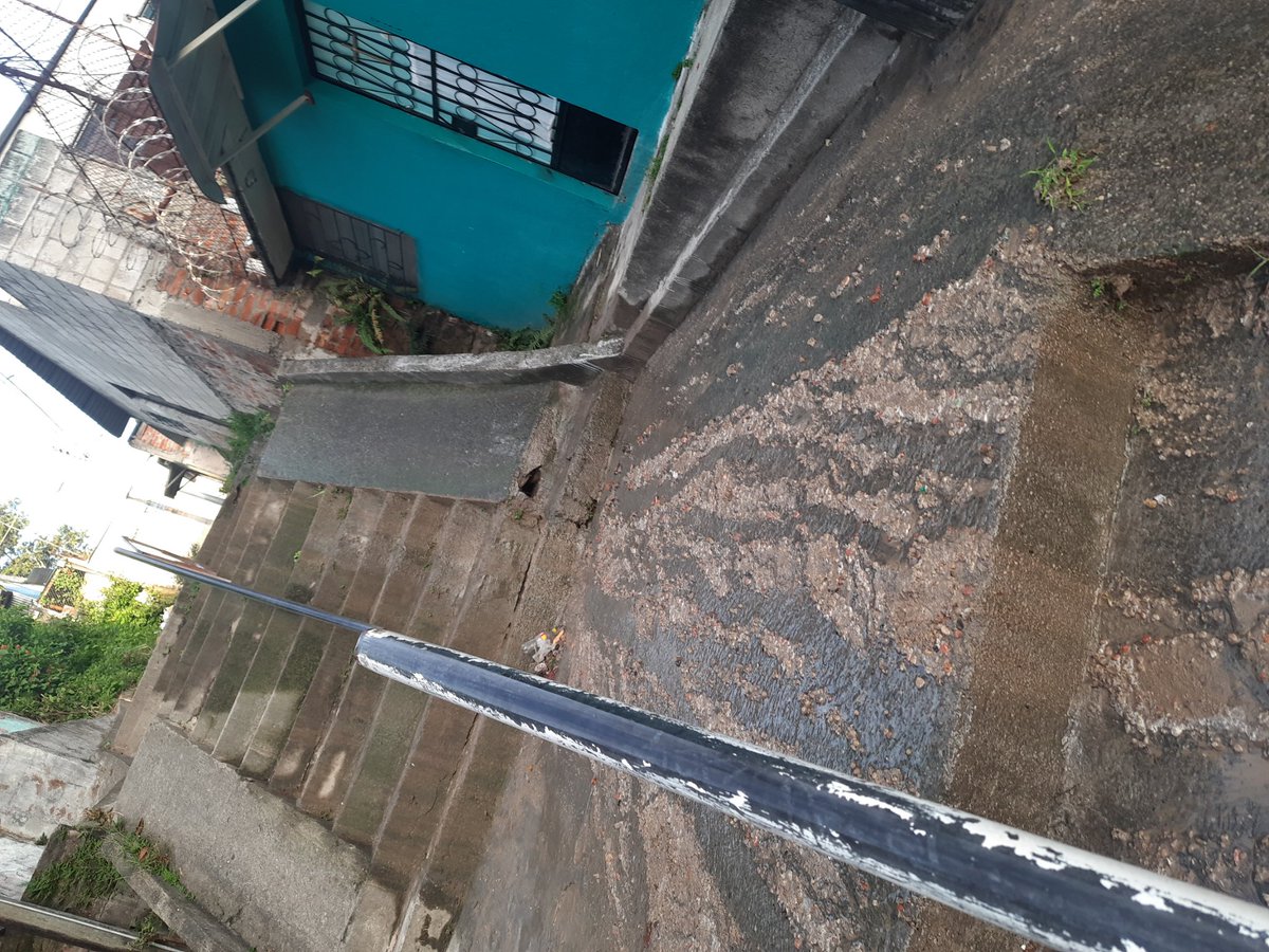 YesseLara's tweet photo. Así tenemos todo está hueco necesitamos ayuda por favor pueden ir y verificar https://t.co/fSV1JFba6B
