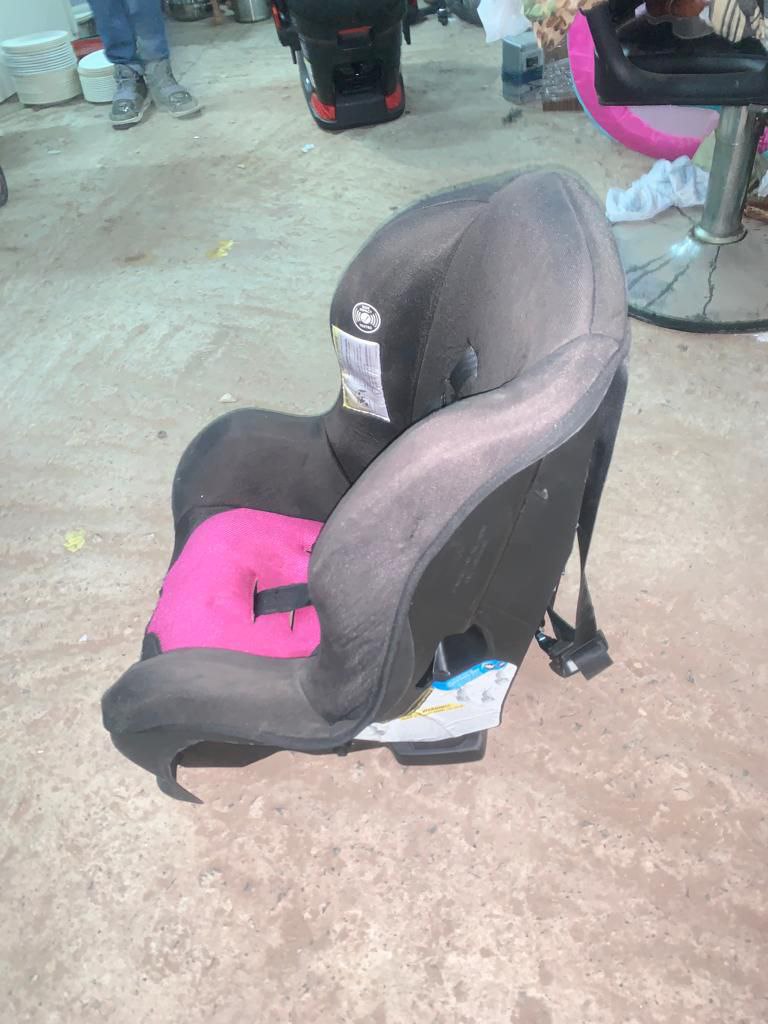 Convertible Evenflo baby car seat. Your child is grown and she loves moving around. This is the crucial time to have this car seat. Ensure safety first. Kes 6,000
#hypermall_ke 
#carseat 
#car
#evenflo
#infant
#babycare 
#babyseats 
#babycarseat
#expectant