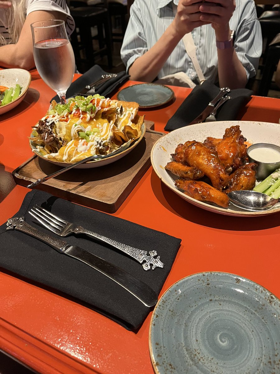 first stop on a food tour~  some absolutely bangin nachos and wings from the Gordon Ramsay’s pub in Caesars Palace.   short rib on house chips? absolutely phenomenal https://t.co/3s9vVNio4v