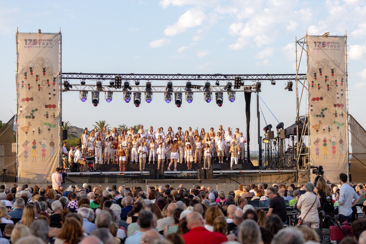 lessantesmataro's tweet photo. 🎤🎵 Al Passeig Marítim ha començat el concert de @GospelSonsMat que enguany tornen a cantar a la vora del mar per #lessantes, sota la direcció de Georgina Blanch. El públic vibra amb el ritme dels mataronins https://t.co/UuWwbJrUSG