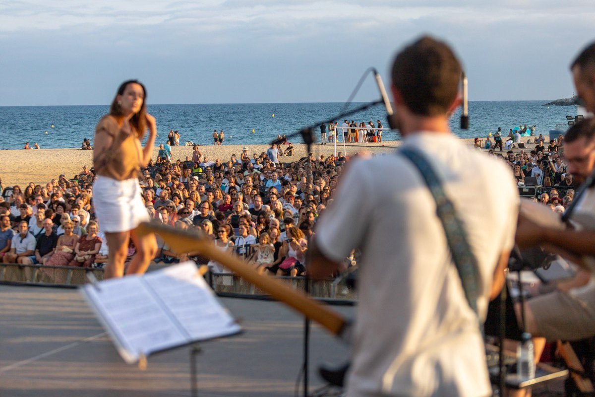 lessantesmataro's tweet photo. 🎤🎵 Al Passeig Marítim ha començat el concert de @GospelSonsMat que enguany tornen a cantar a la vora del mar per #lessantes, sota la direcció de Georgina Blanch. El públic vibra amb el ritme dels mataronins https://t.co/UuWwbJrUSG