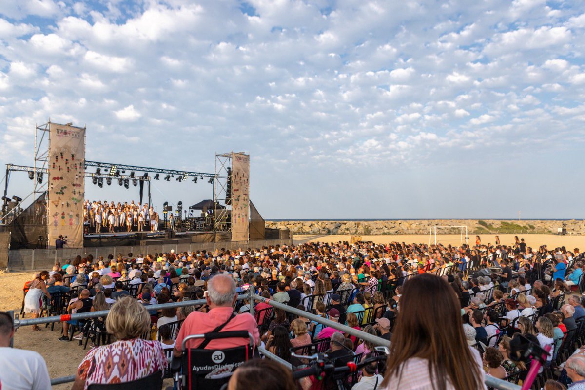 lessantesmataro's tweet photo. 🎤🎵 Al Passeig Marítim ha començat el concert de @GospelSonsMat que enguany tornen a cantar a la vora del mar per #lessantes, sota la direcció de Georgina Blanch. El públic vibra amb el ritme dels mataronins https://t.co/UuWwbJrUSG