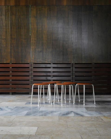 formalistgcom's tweet photo. From our archive. Set of six Scandinavian stools made in the 1950s from beautiful teak wood and lacquered steel.

#FormalistGallery #ScandinavianDesign #20thCenturyDesign #CollectibleDesign https://t.co/cAZ57CZWqZ