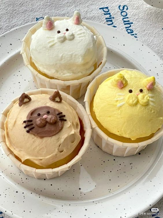 daily_dolce's tweet photo. Cat shaped desserts https://t.co/Xqo1jWrJje