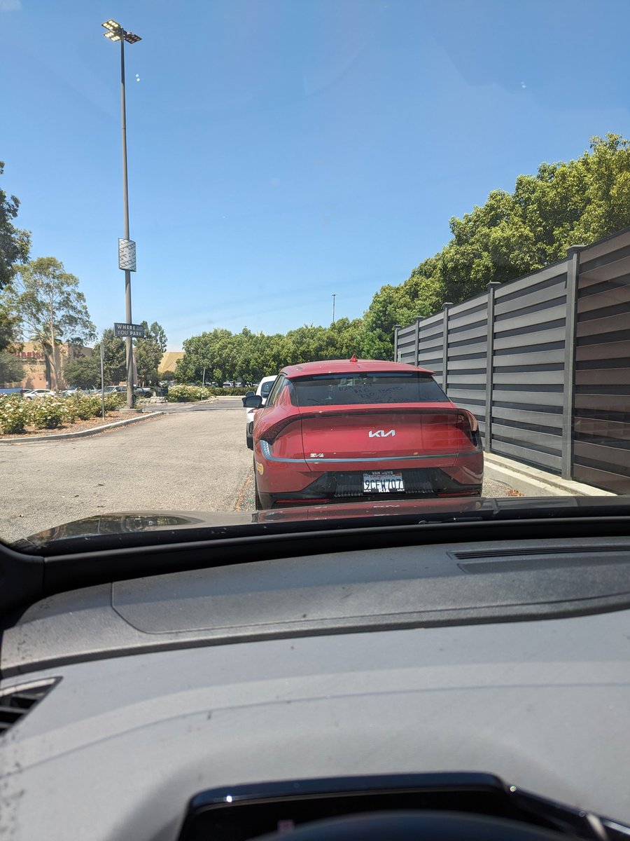 ericdhom's tweet photo. Please @ElectrifyAm, charge a fee for people who just park their cars in charging stations and leave it there for hours. https://t.co/EyYTPYLuvT