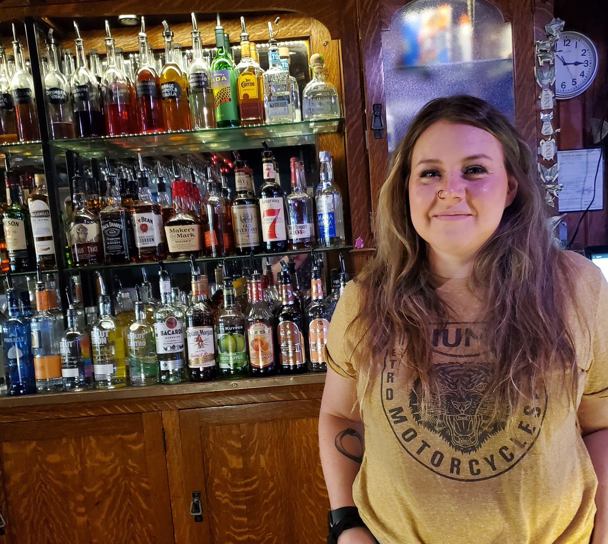 Tonystavern's tweet photo. The lovely Chelsea is here for happy hour today! Brittney will be in at 7:00 for DRAFT NIGHT! That's 50¢ off pints of all our draft brews. Cheers! https://t.co/y8N12Oim0z