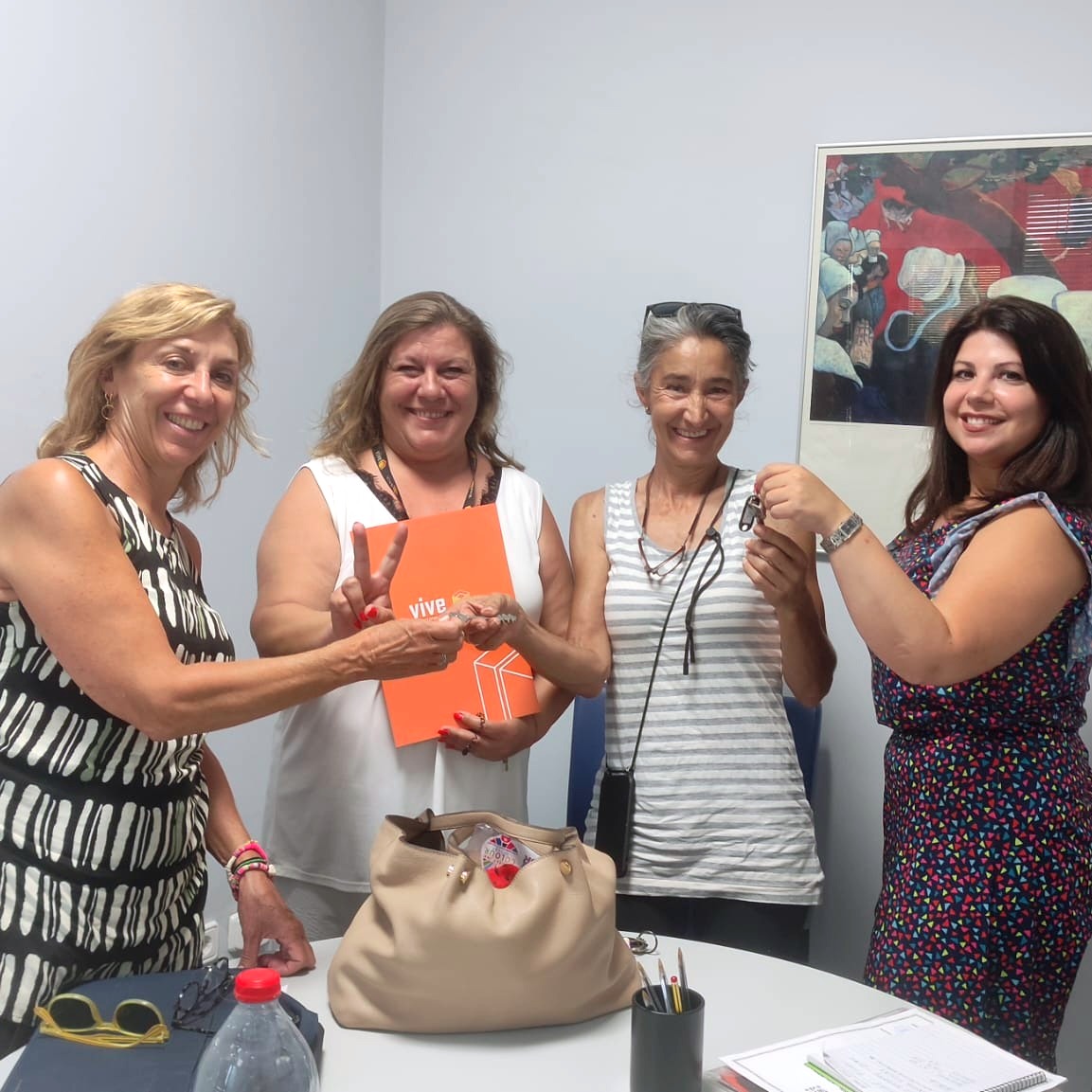 🎉¡Las llaves de la felicidad! 🗝️💖 Lola Muñoz, nuestra super agente inmobiliaria, ha hecho posible que esta familia encuentre su lugar perfecto en Sevilla. 🤩🏠  ¡Felicidades a todos! 🎊🔑

#comprarpiso #compraventa #notaria #vivienda #grupovive
