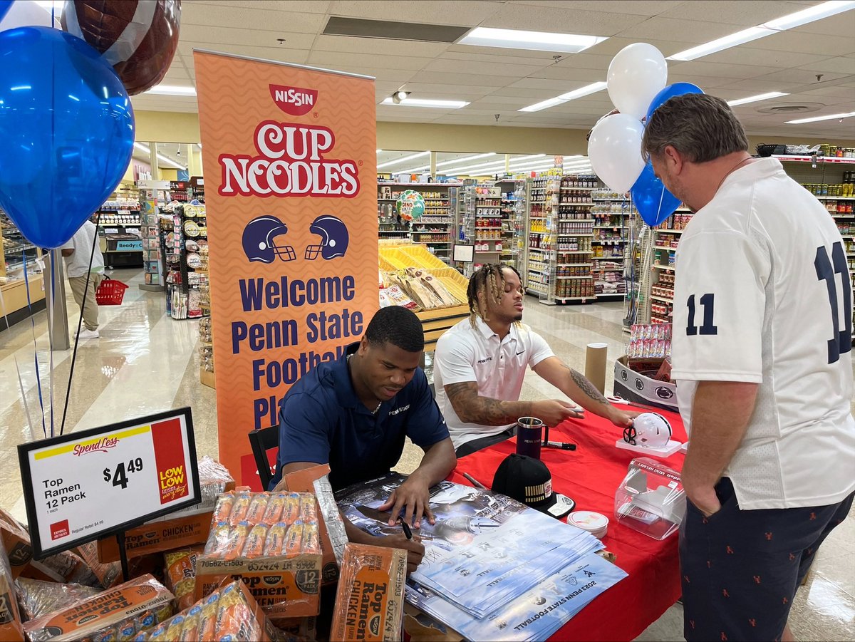HappyValleyUtd's tweet image. Happy Valley United 🤝 Nissin and @WeisMarkets 

We loved seeing our @PennStateFball student-athletes connect with the community for pictures and autographs over the weekend🤩

#WeAre | #HappyValleyUnited #NIL