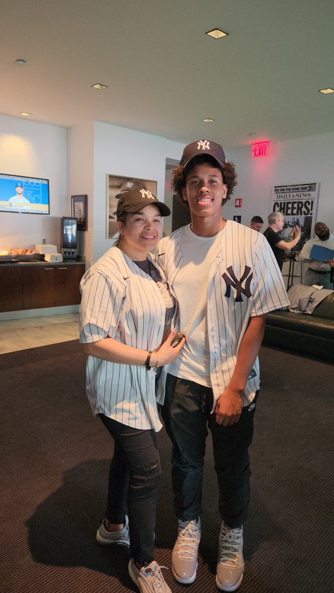operationexodus's tweet photo. Bryant had the opportunity to participate in the Home Plate Ceremony alongside Con Edison's CEO, Tim Cawley, and other recipients.

 Afterward, they invited some of the Exodus team to join Bryant in enjoying the rest of the game in a Yankee suite. 

Thank you, @conedison! https://t.co/t6MPvLa9RW