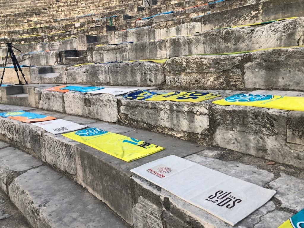 SRosRouart's tweet photo. Bravo @Studiolo #Arles qui a transformé le reste du stock des oriflammes en housses pour les banquettes au Théâtre Antique, en partenariat avec la #MUTUELLE DES #SERVICESPUBLICS
📷RosalieParent
#ODD #ecoresponsabilite #culture
#lessuds #theatreantique #arles #concerts https://t.co/w25UIzE3Z8