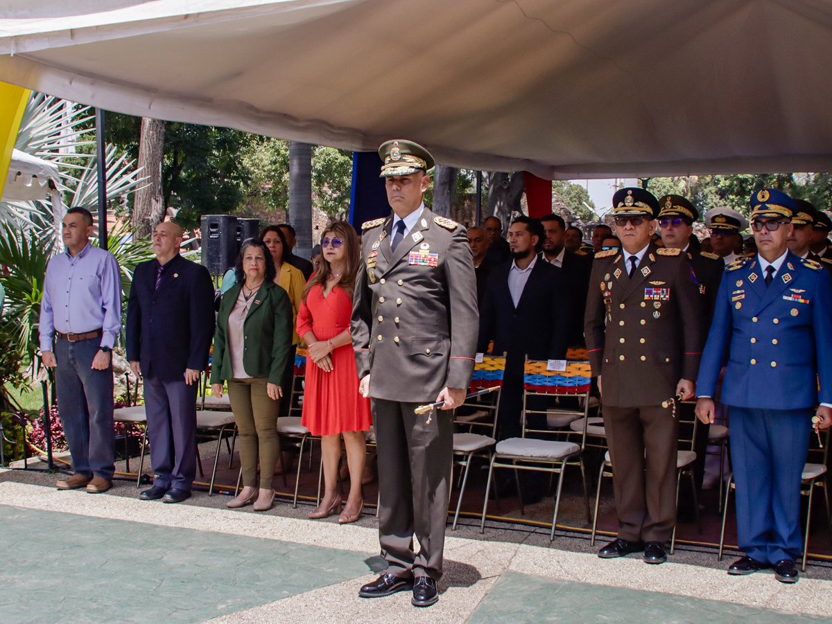 sugeyherreram's tweet photo. 24JUL| En la plaza Bolívar del Centro Histórico de Barcelona se rindió homenaje por el natalicio del Libertador de la Patria, Simón Bolívar. 

¡Honor y honra al gigante de América!

#BnaDeTodos https://t.co/HfSDdAMKAW