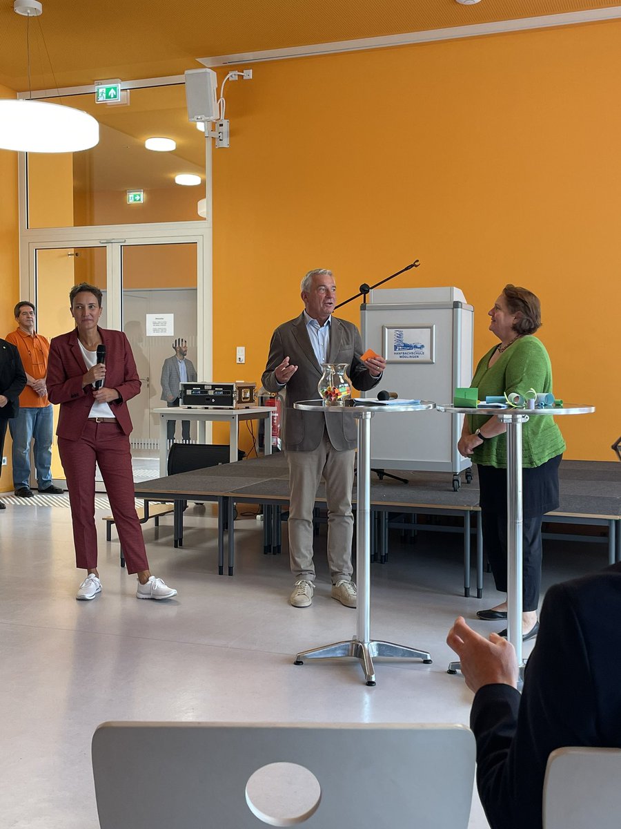 Heute Projektstart „#Bevölkerungsschutz als Thema in #Schulen“ mit Innenminister Strobl <a href="/IMbawue/">Innenministerium BW</a> &amp; Kultusministerin Schopper <a href="/KM_BW/">Kultusministerium BW</a> in der #Hanfbachschule in #Möglingen. Wir freuen uns Teil dieses Projektes zu sein. #ASBBaWü #asbbw #ASB #Rettungsdienst #Katastrophenschutz